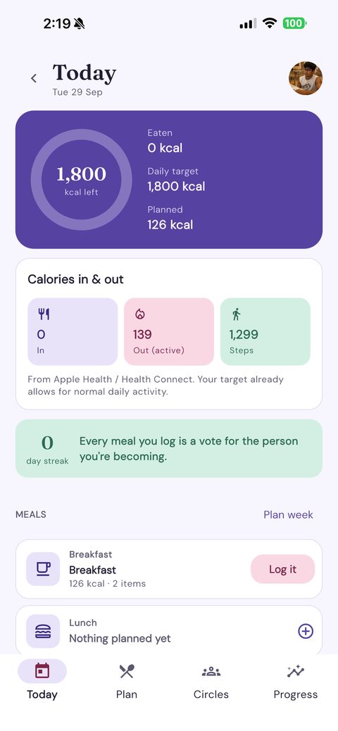 Today screen: 1,800 kcal left of a 1,800 kcal daily target, calories in and out, steps, and today's meals
